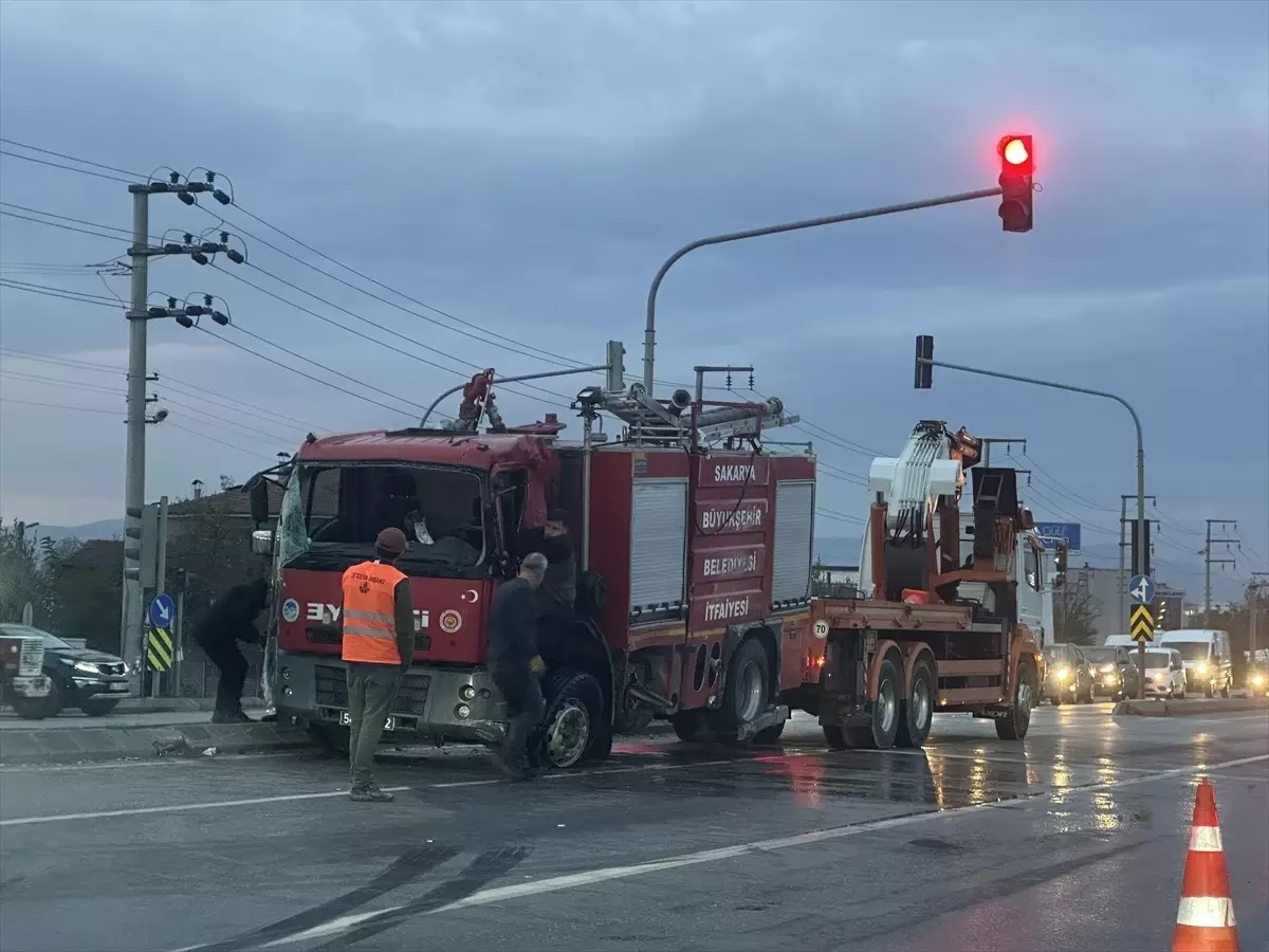 Sakarya\'da İtfaiye Aracı Devrildi: 2 Yaralı