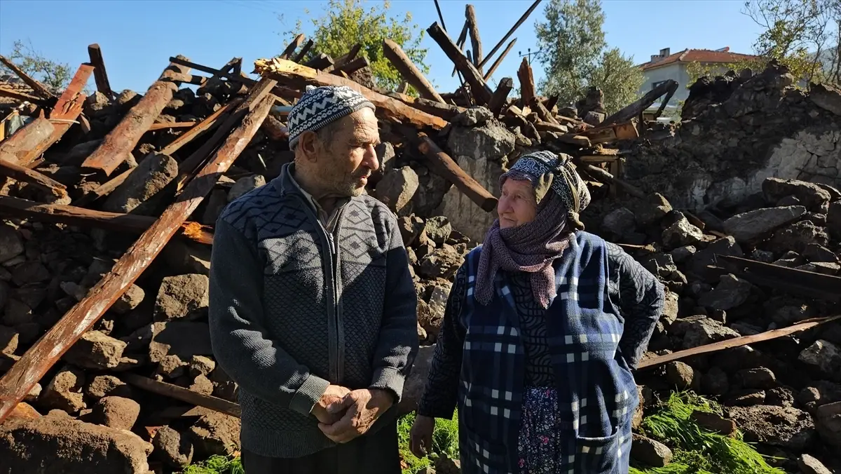 Sındırgı\'da Depremde Hasar Gören Yapılar Yıkılıyor