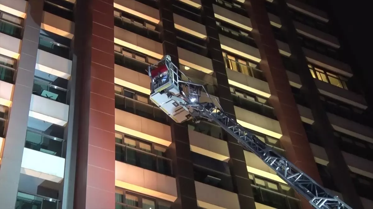 Sultangazi\'deki Otel Yangınında 4 Kişi Hastaneye Kaldırıldı