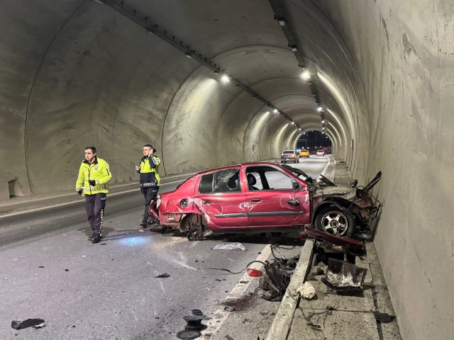 Tünelde feci kaza! Takılı kalan hız kadranı her şeyi anlatıyor Tünelde feci kaza! Takılı kalan hız kadranı her şeyi anlatıyor
