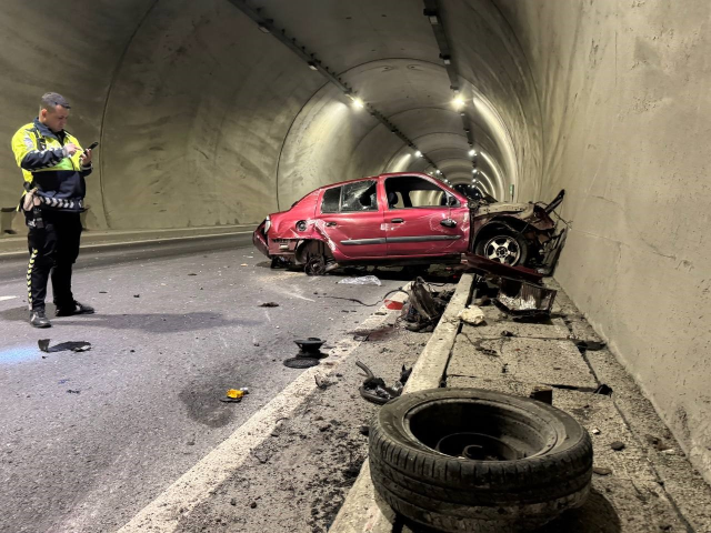 Tünelde feci kaza! Takılı kalan hız kadranı her şeyi anlatıyor Tünelde feci kaza! Takılı kalan hız kadranı her şeyi anlatıyor
