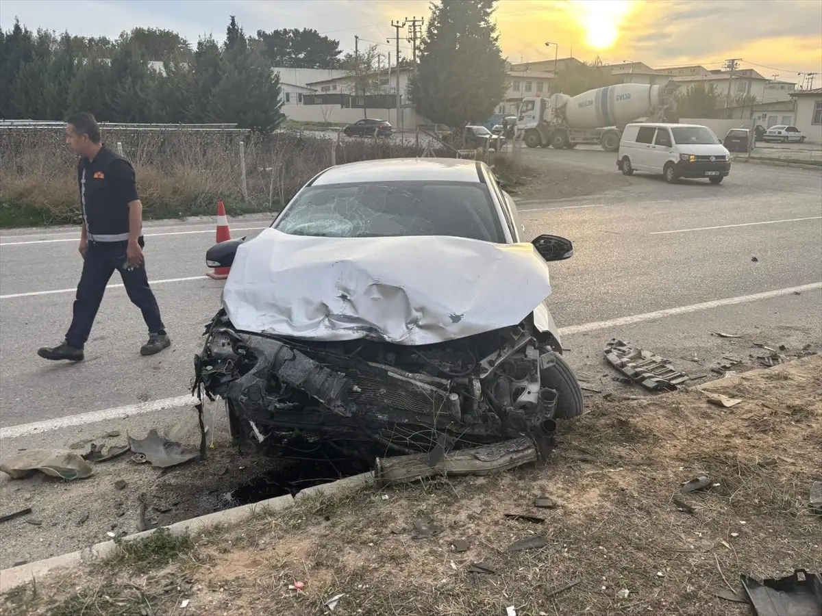 Uşak\'ta Trafik Kazası: 1 Ölü, 1 Yaralı