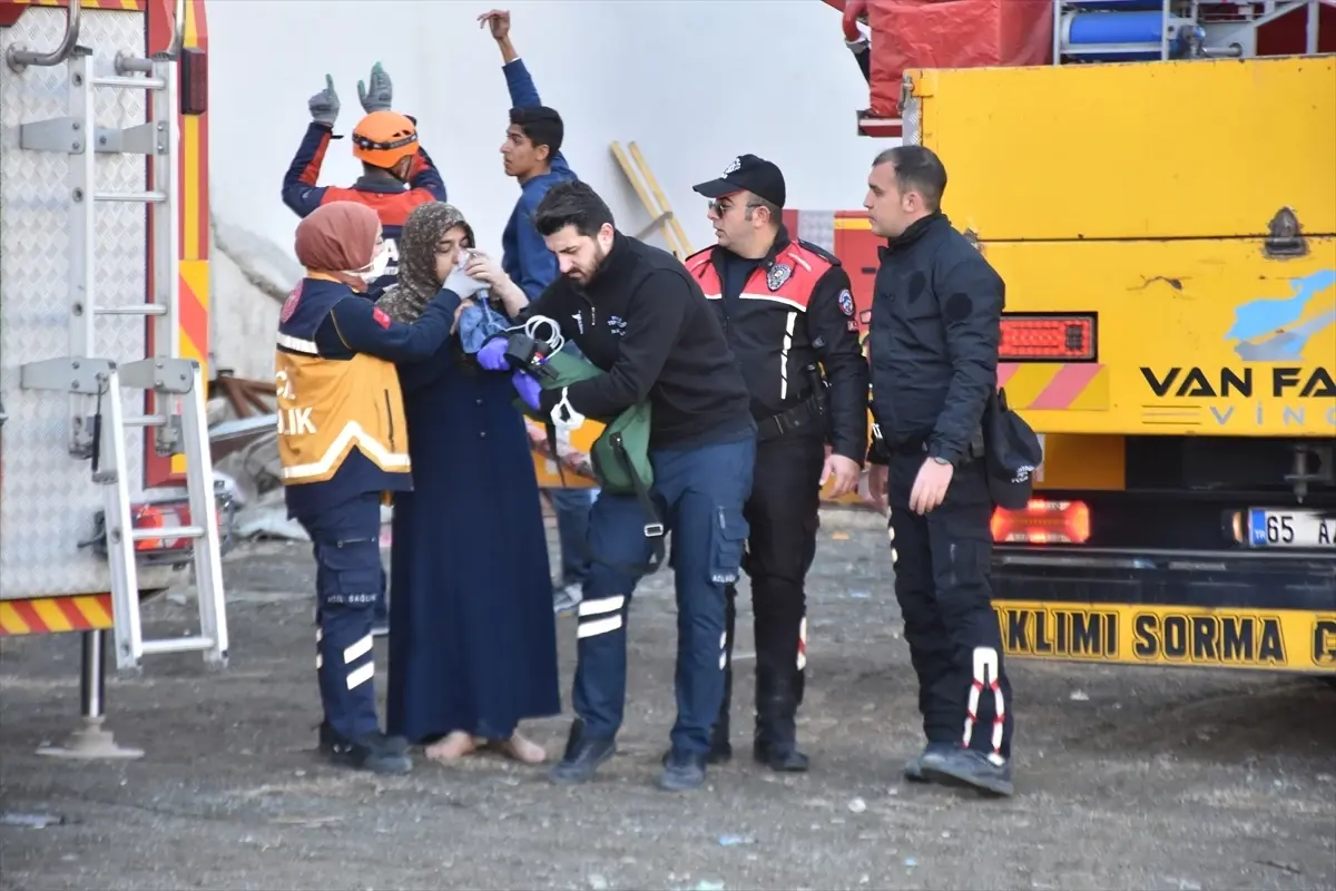 Van\'da Apartman Otoparkında Yangın