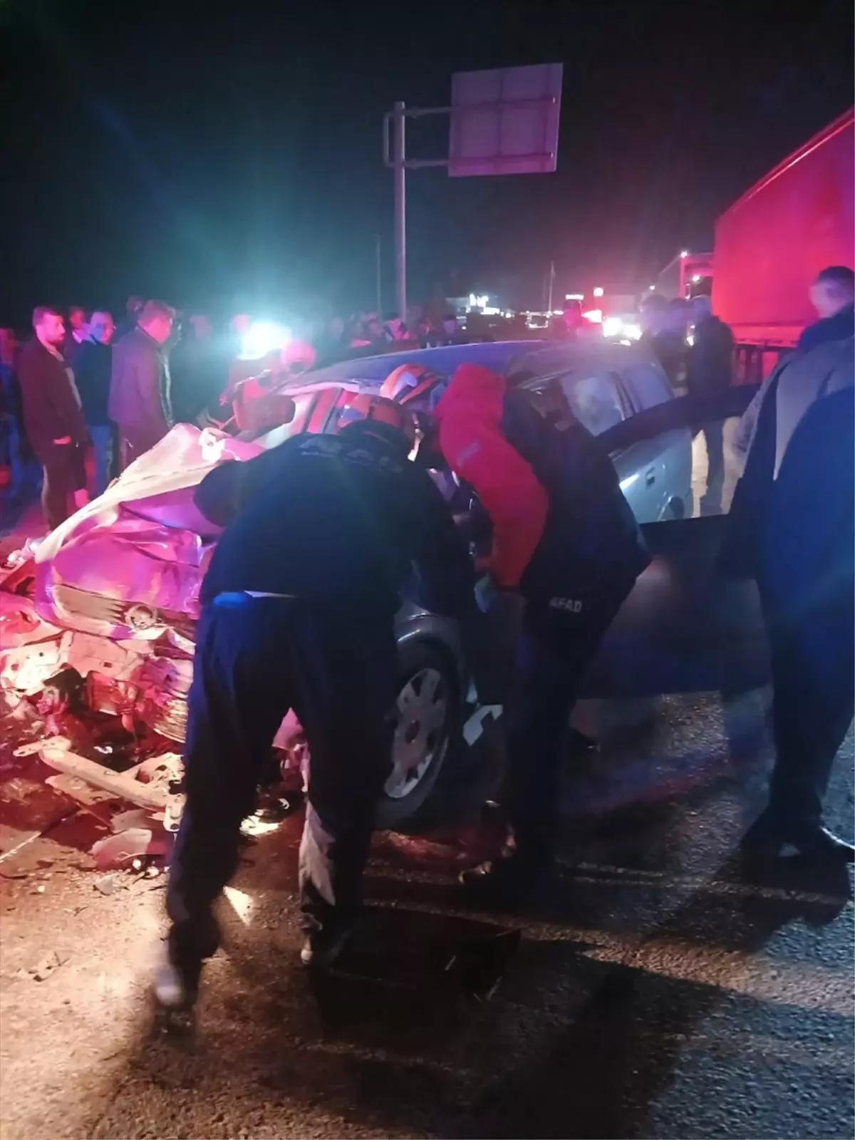 Sinanpaşa\'da Trafik Kazası: 1 Ölü, 3 Yaralı