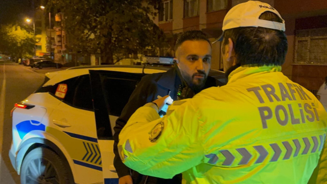Alkollü yakalandı zafer işareti yaptı, ehliyeti 2044'e kadar gitti!