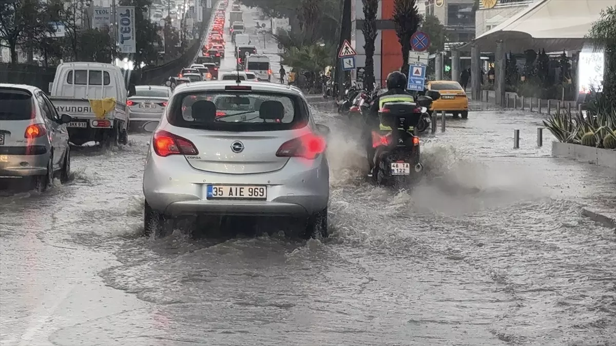 Bodrum\'da Sağanak Yağışlar Su Birikintilerine Neden Oldu