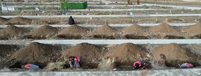 Dikkat çeken hazırlık! Apar topar 500 mezar hazırlandı Dikkat çeken hazırlık! Apar topar 500 mezar hazırlandı