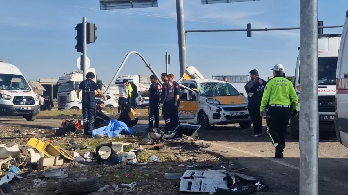 Diyarbakır\'da Feci Kaza: 2 Ölü, 3 Yaralı