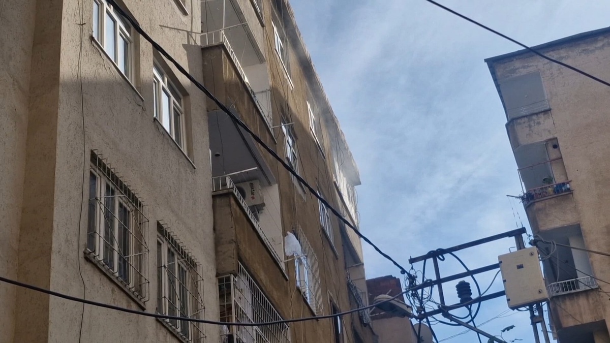 Diyarbakır\'da Apartman Yangını: 13 Kişi Dumandan Etkilendi