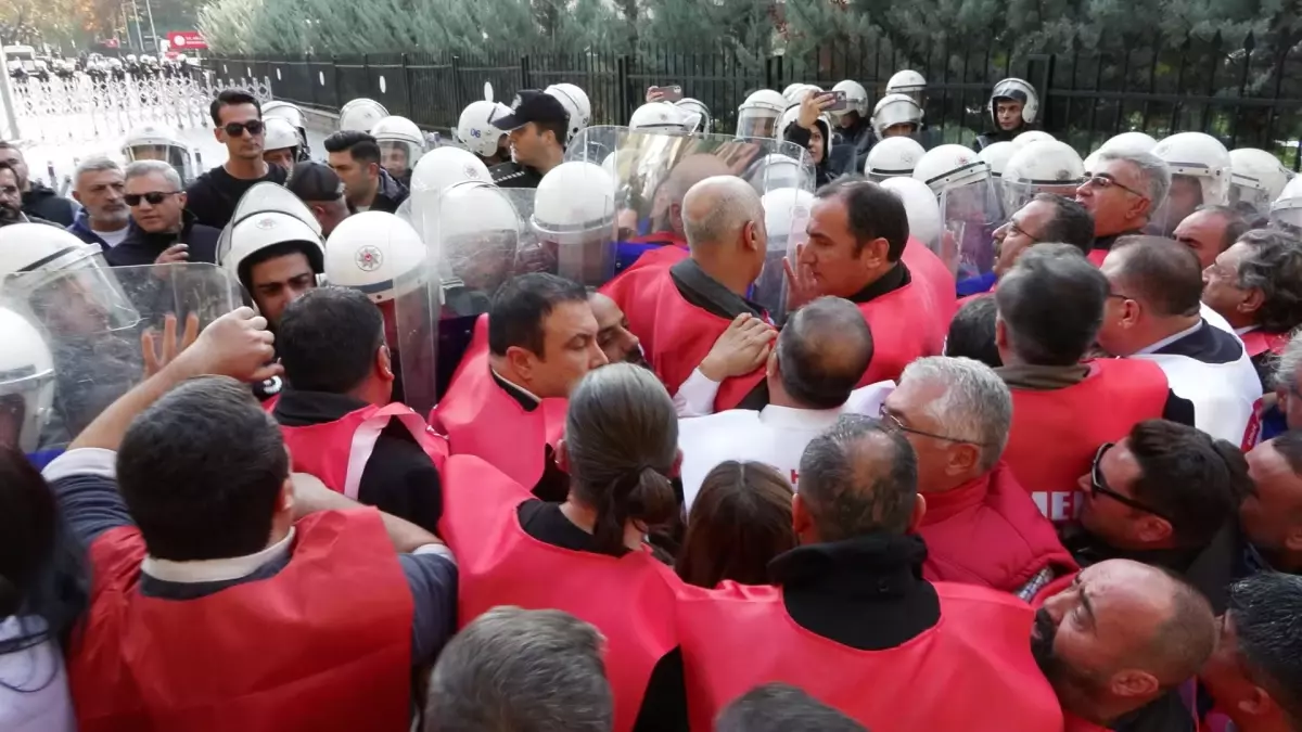 Eğitim-İş\'ten MEB Önünde Eylem