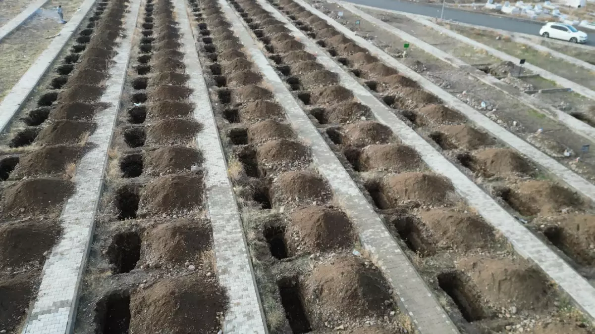 Dikkat çeken hazırlık! Apar topar 500 mezar hazırlandı