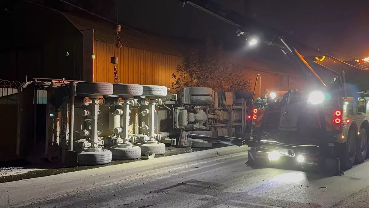 Hafriyat Kamyonu Devrildi: Sürücü Yaralı