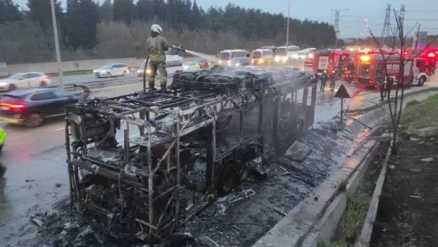 İETT otobüsü alev topuna döndü! Geriye demir yığını kaldı | Son Dakika