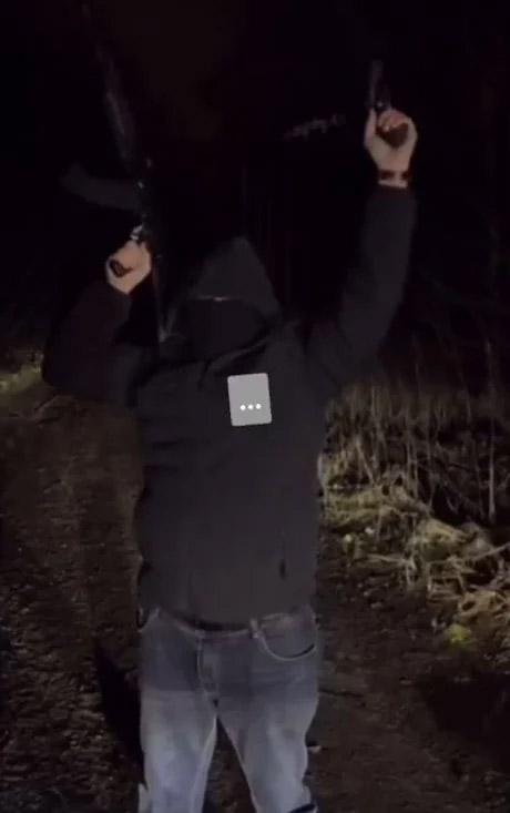 Görüntüler dehşet verici! Türkiye'ye korku salan çete liderinin doğum günü sokakta silahlarla kutlandı