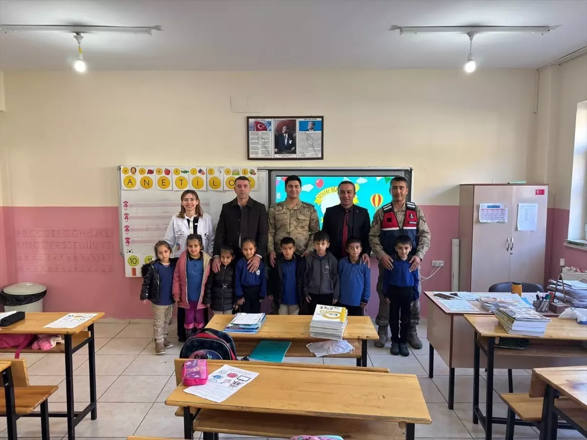 Hakkari\'de Köy Okuluna Dolap Desteği