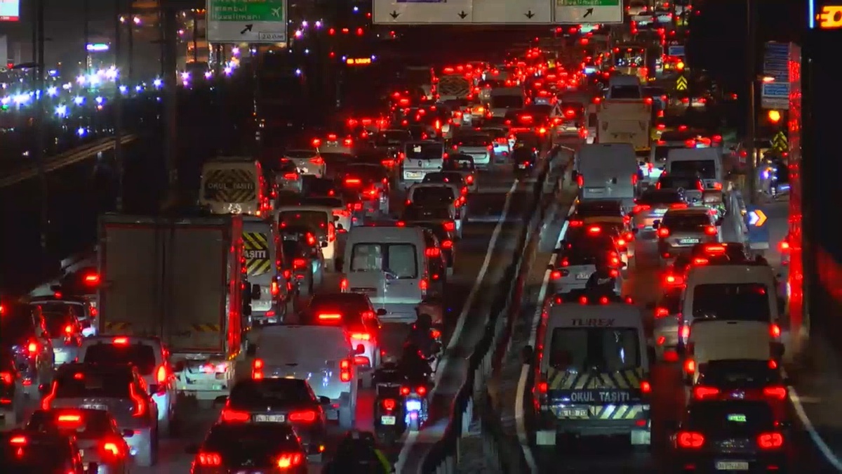 İstanbul\'da Trafik Yoğunluğu Yüzde 87\'ye Ulaştı