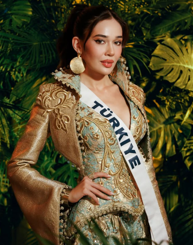 Kainat Güzeli Yarışması'nda Jamaikalı güzel sahneden düştü Kainat Güzeli Yarışması'nda Jamaikalı güzel sahneden düştü