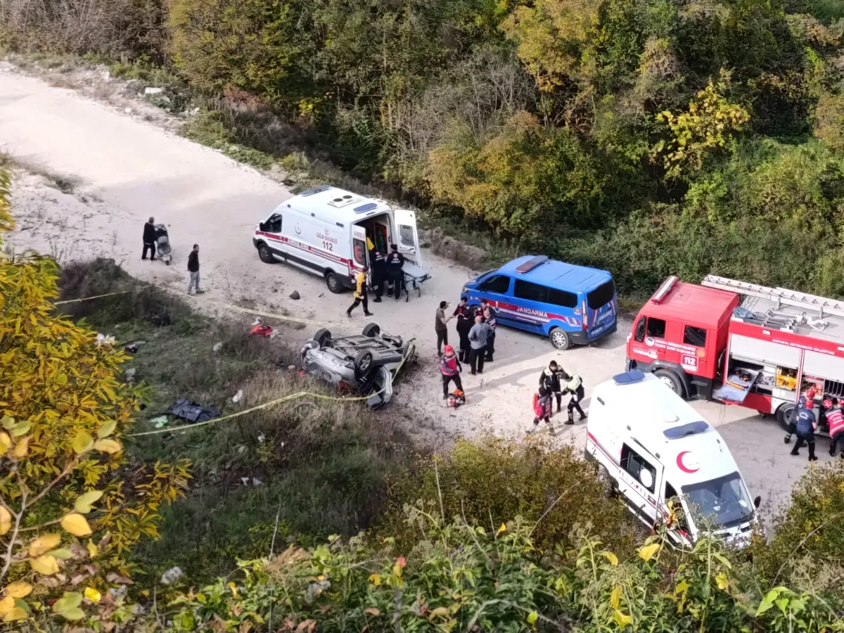 Akyazı\'da Uçuruma Düşen Aracın Kazası: 1 Ölü, 3 Yaralı