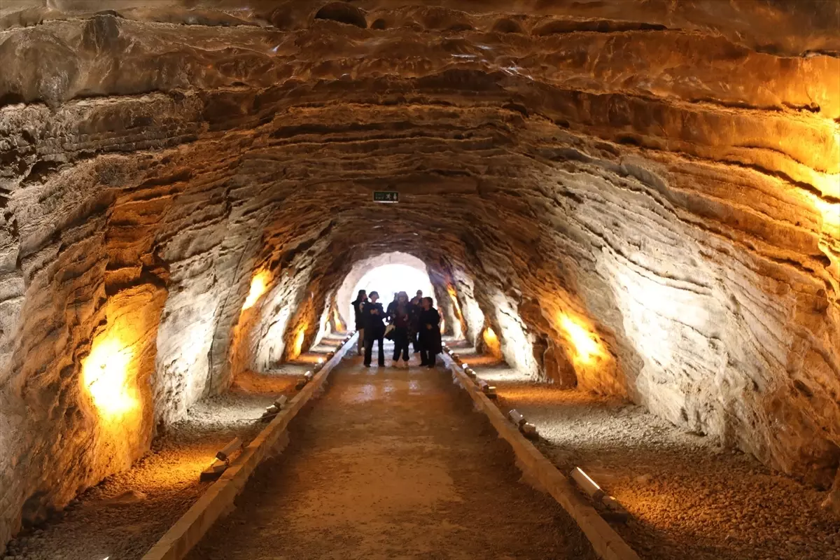 Türk Dünyası Korosu Tuz Mağaraları\'nda Konser Verdi