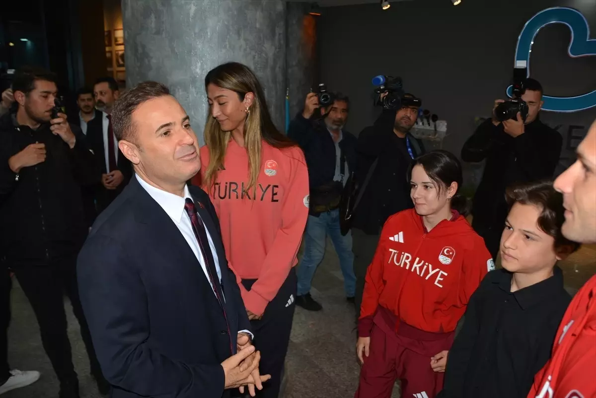 Balıkesir\'in Milli Sporcularından Başkan Akın\'a Ziyaret