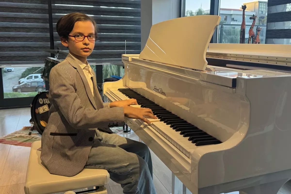 10 Yaşında Lise Mezunu Piyanist