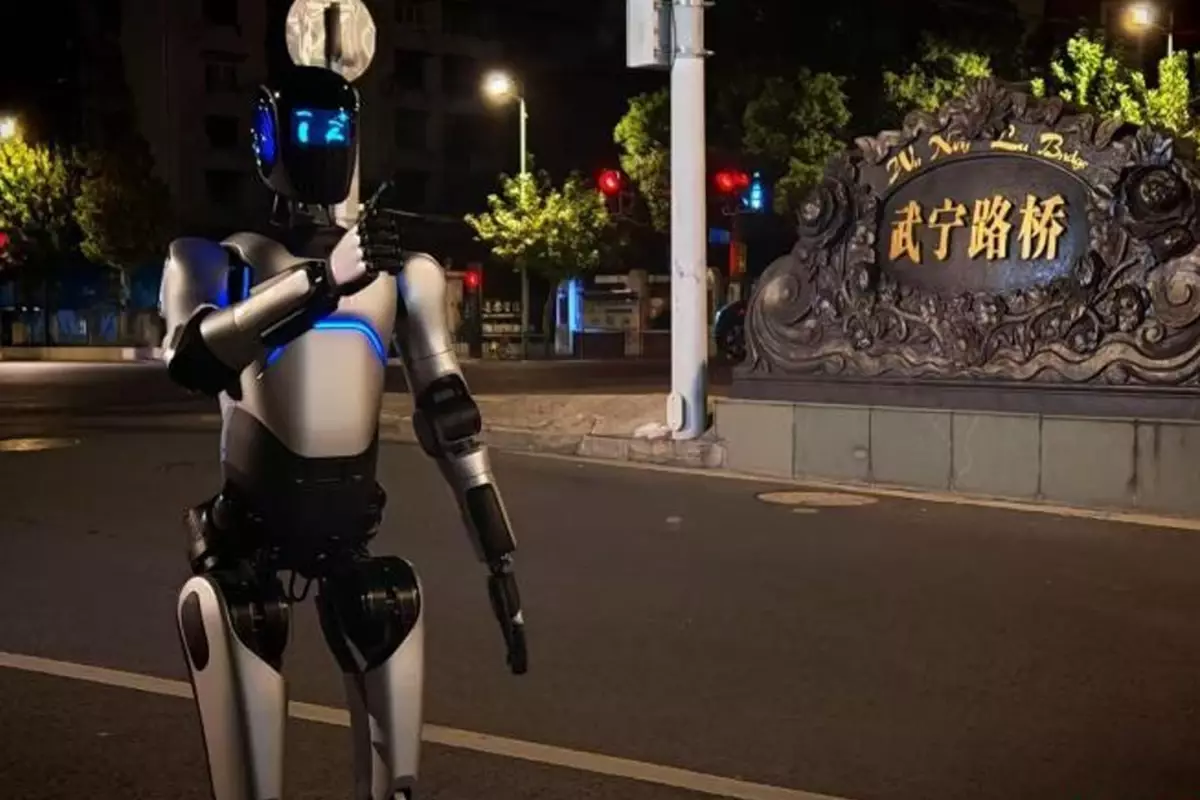 Çin\'in insansı robotu A2, yürüyüş rekoru kırdı