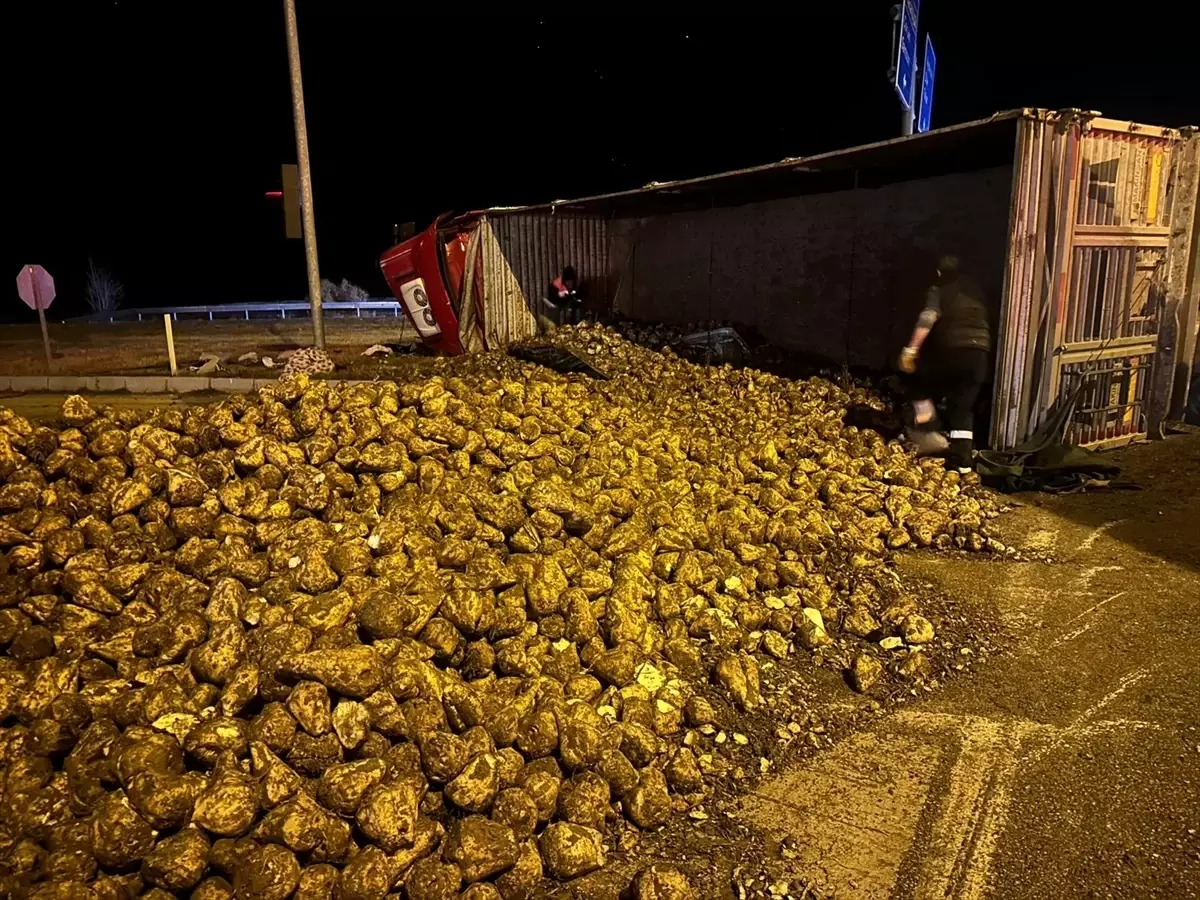 Çorum\'da Otomobil ve Tır Çarpıştı: 3 Yaralı