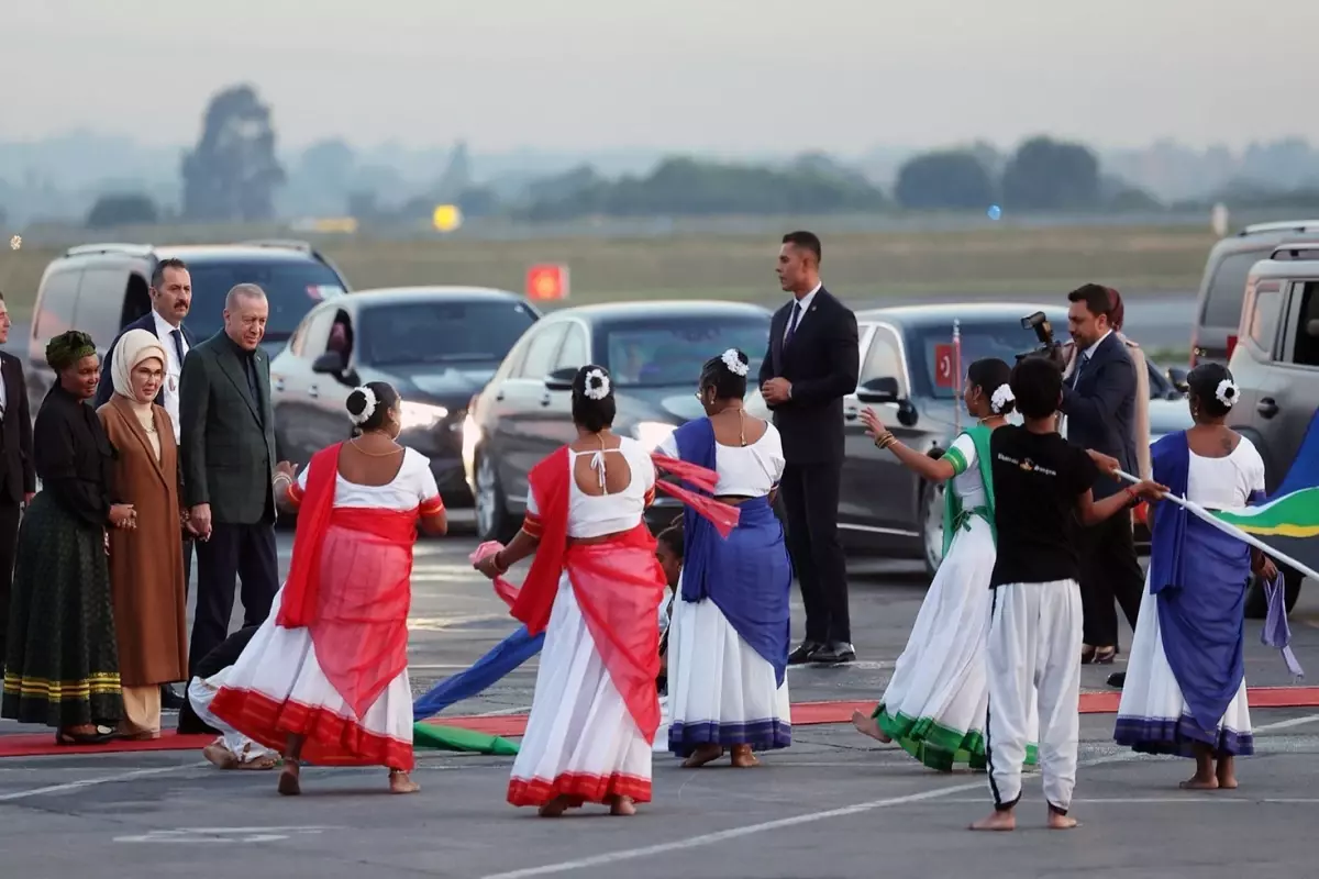 Cumhurbaşkanı Erdoğan\'a Güney Afrika\'da renkli karşılama! İlgiyle izledi