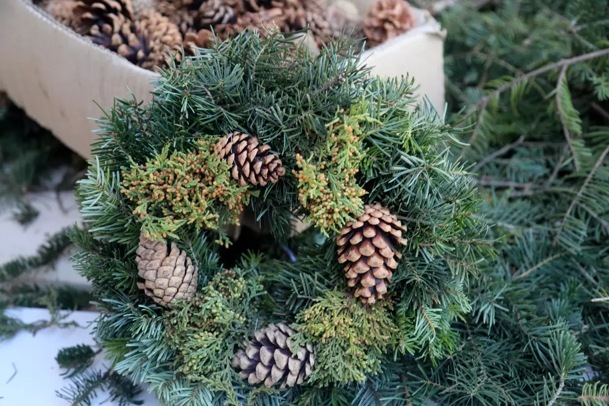 Antalya\'nın Kadınları Noel Çelenkleri Üretiyor