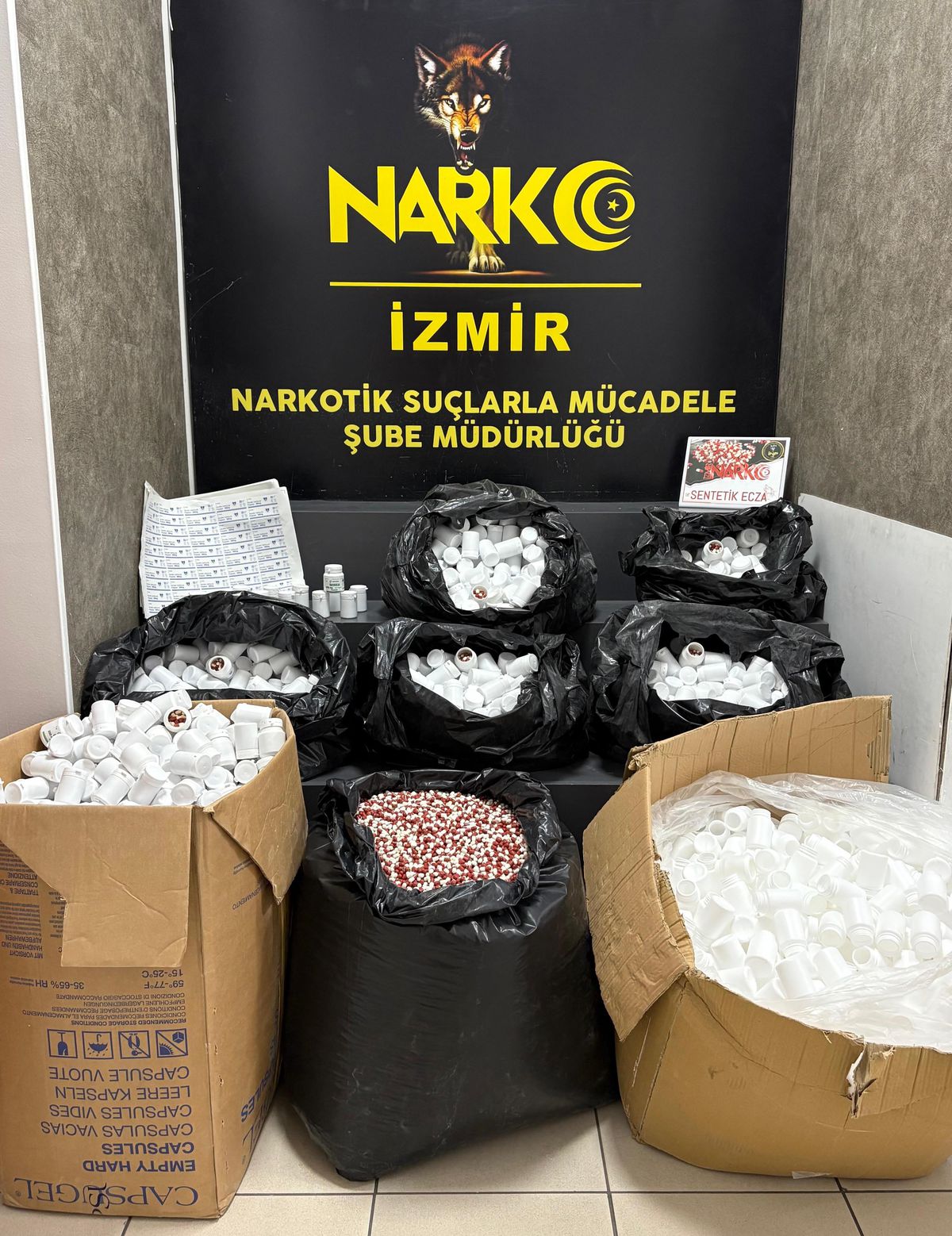 Buca\'da Uyuşturucu Operasyonu: 316 Bin Sentetik Ecza Ele Geçirildi