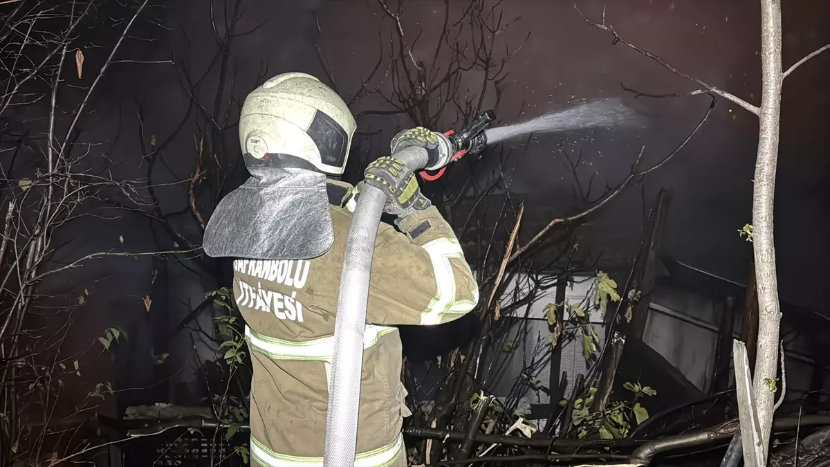 Tarihi Konakta Yangın, İki İtfaiye Eri Yaralandı