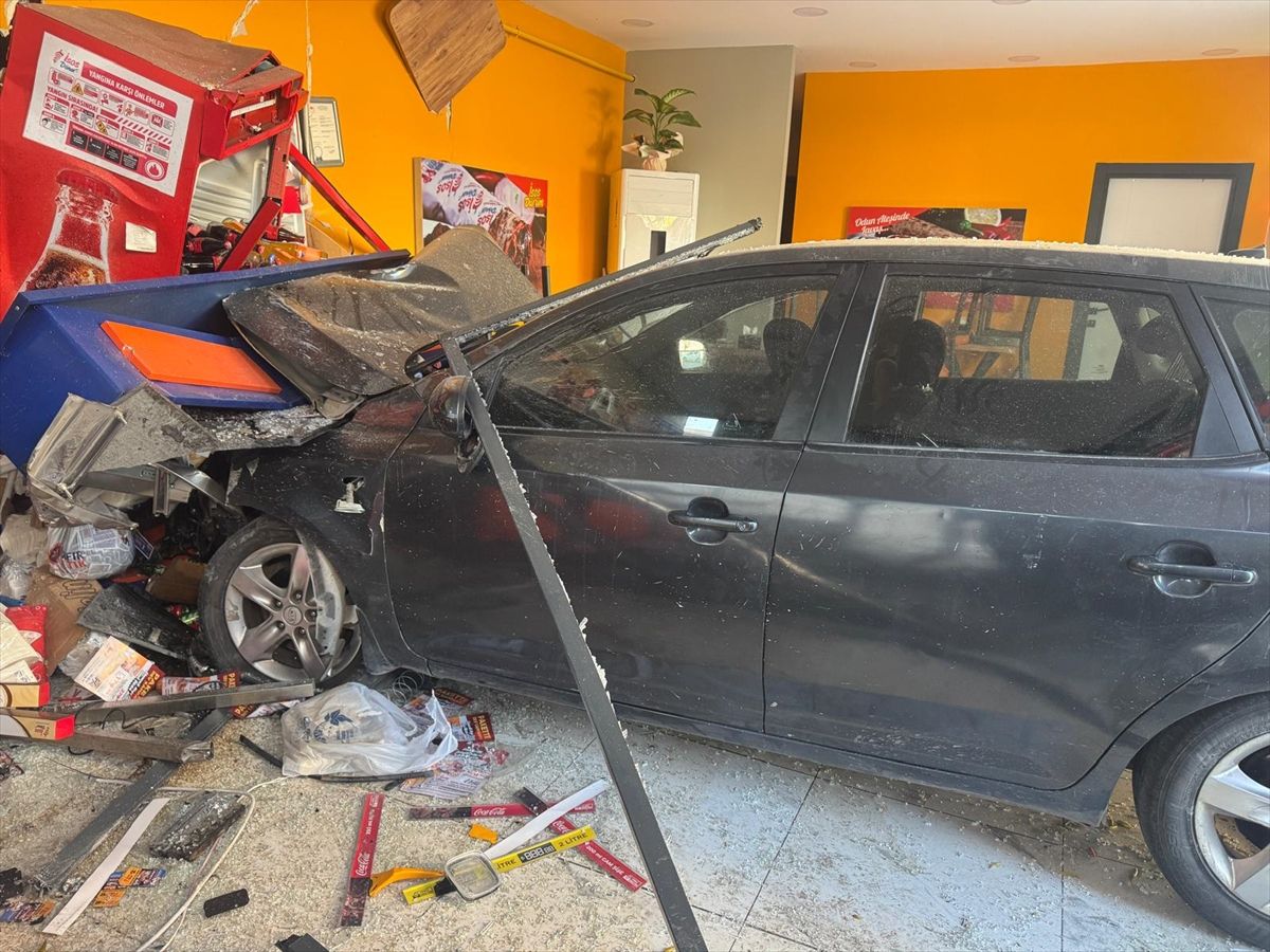 Otomobil Dönerci Dükkanına Girdi