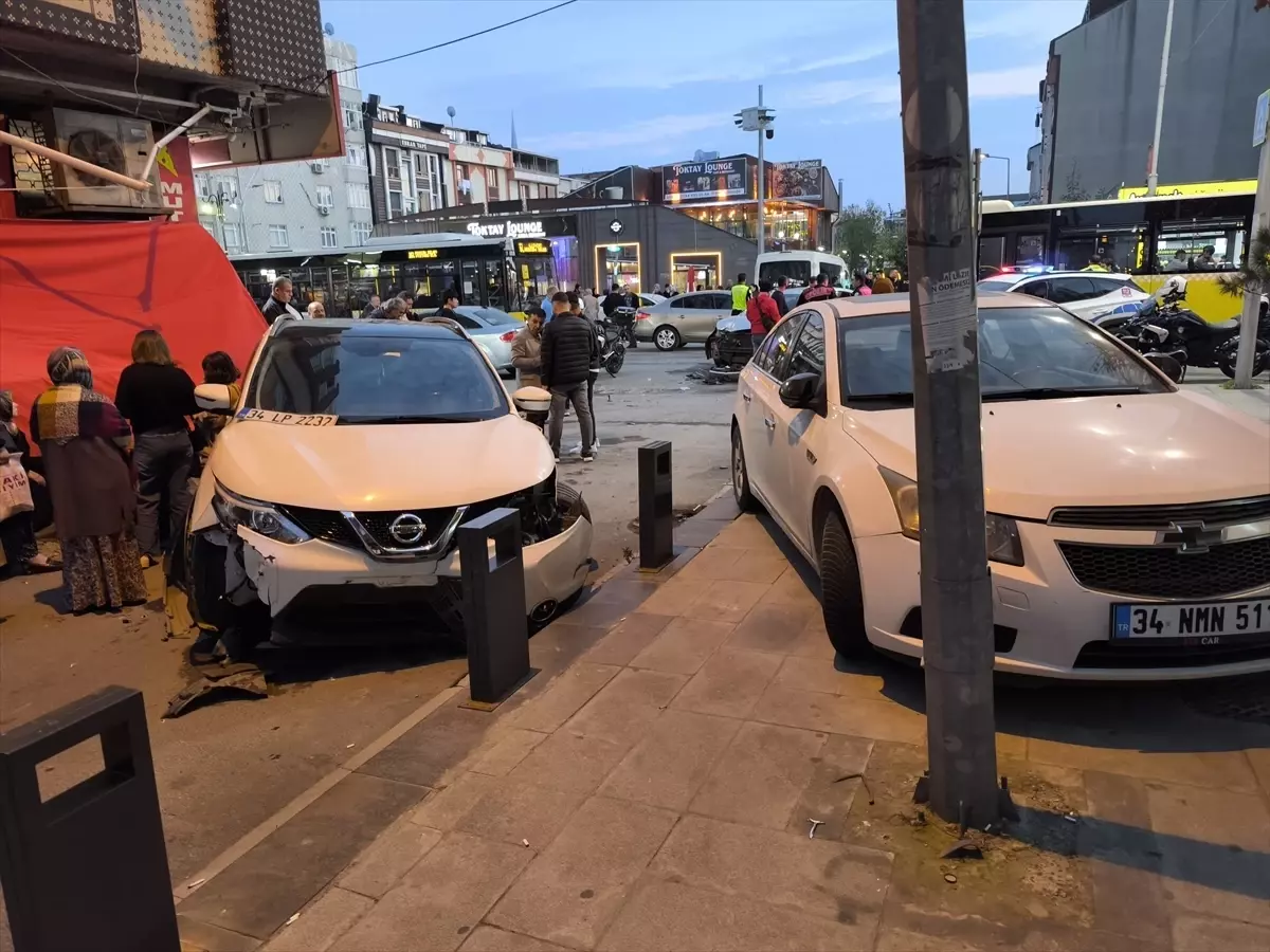 Sultangazi\'de Oto Yıkama Önünde Kaza