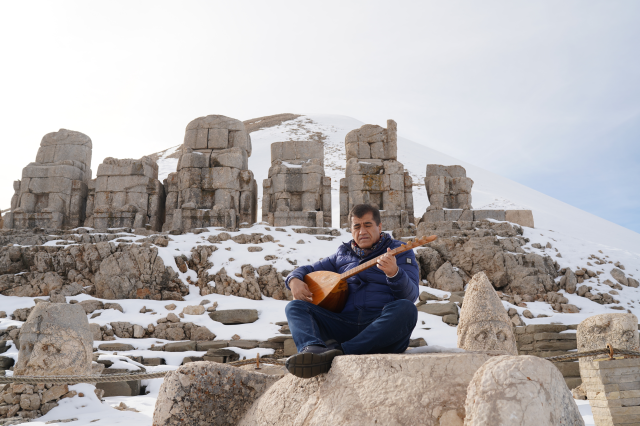 Türkücü Aydın Aydın yapay zekaya savaş açıp sazını taşa vurup kırdı