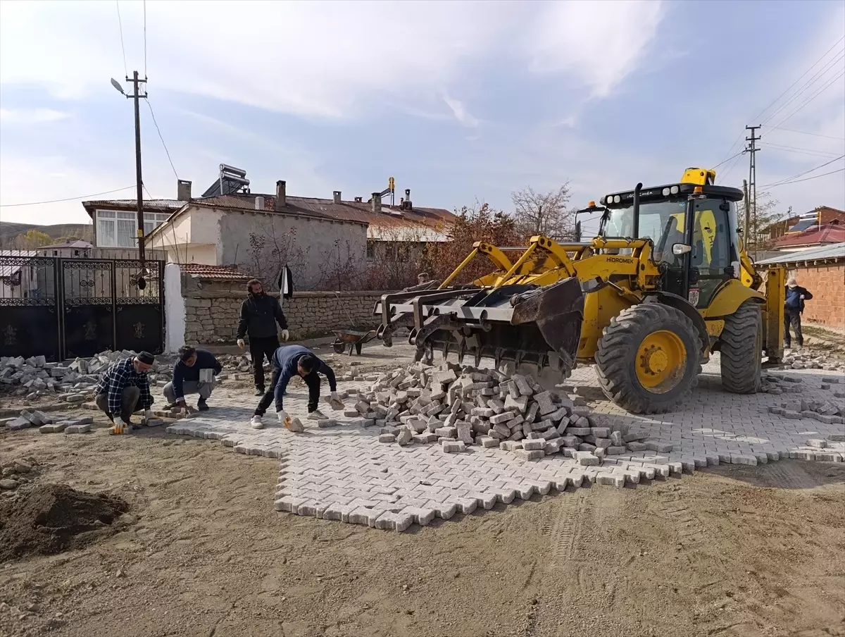 Baharözü Köyü\'nde Okul Yoluna Parke Taşı Döşendi