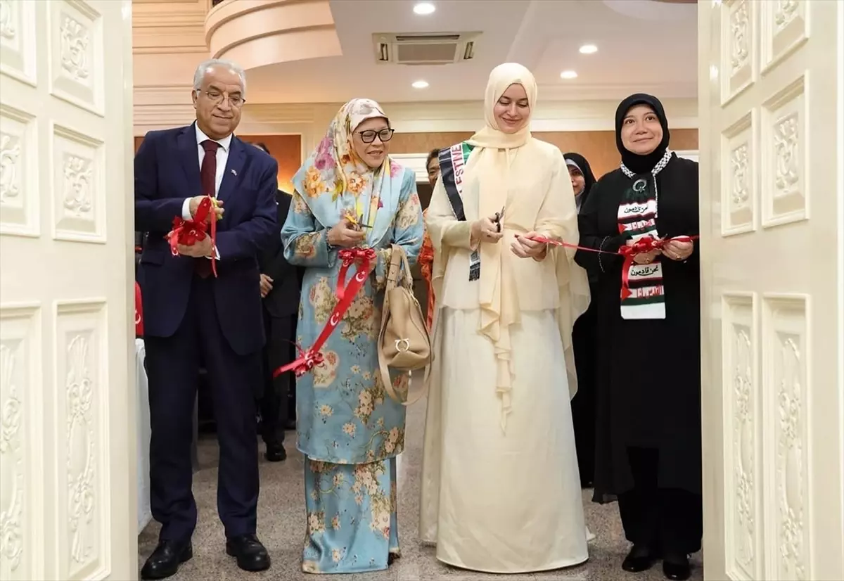 Brunei\'de Türk Sanatçının Sergisi Açıldı