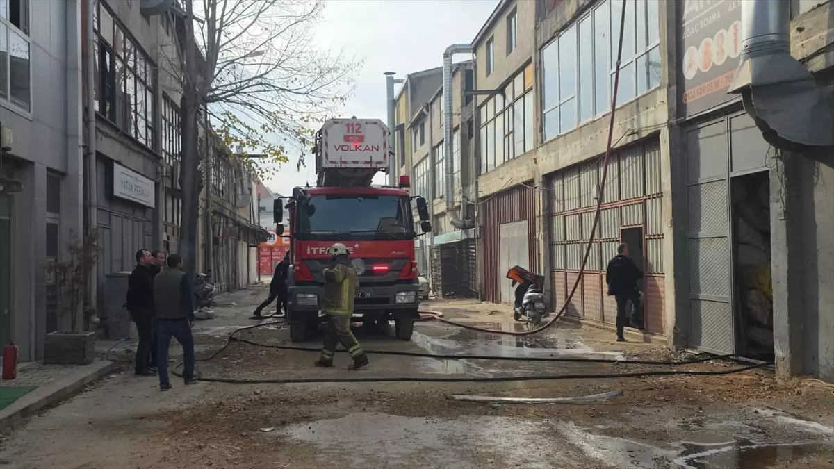 İnegöl\'de Mobilya İmalathanesinde Yangın