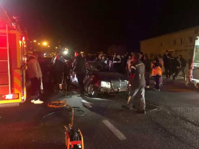 صحنه‌ای دلخراش! برخورد اتوبوس توریستی و خودرو