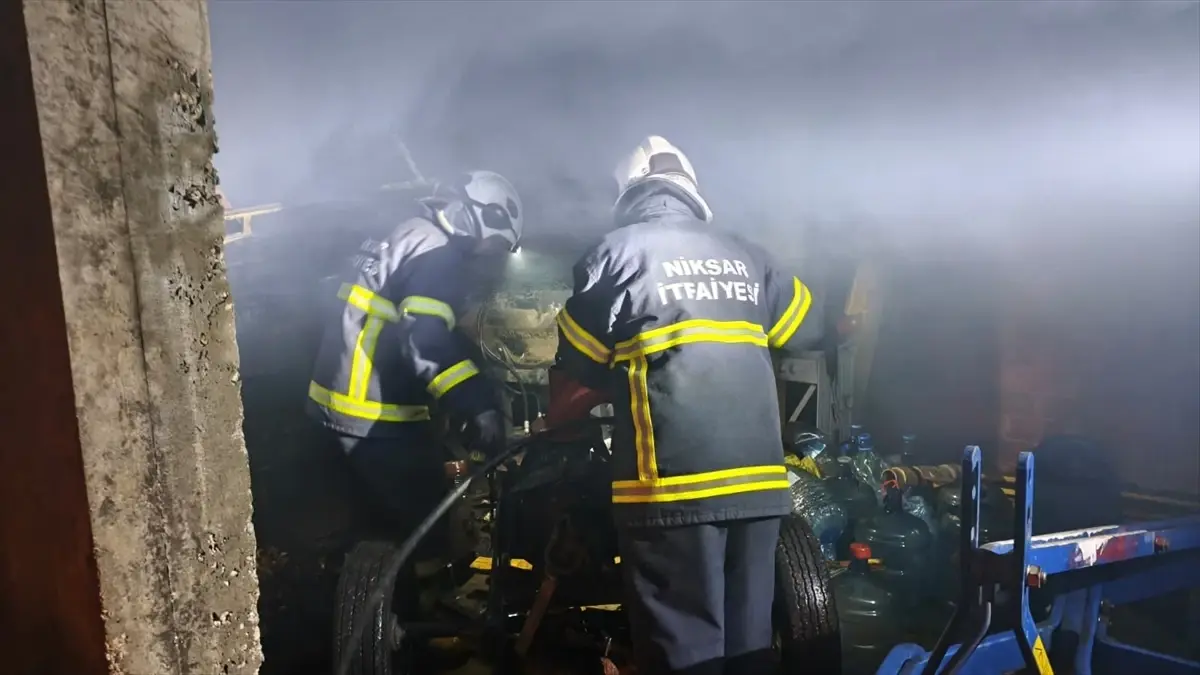 Niksar\'da Üç Katlı Evde Yangın