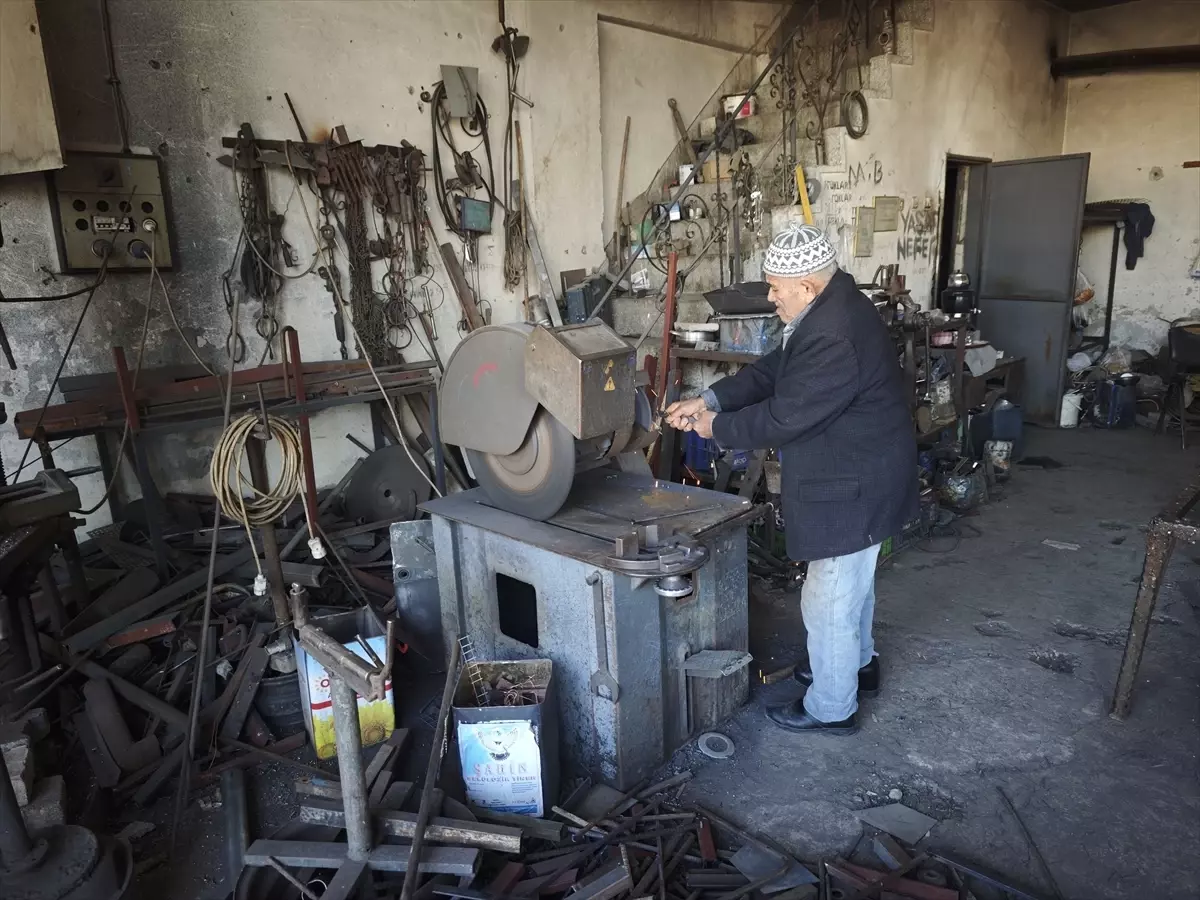 77 Yaşındaki Demirci Usta: Mesleğimi Yaşatıyorum
