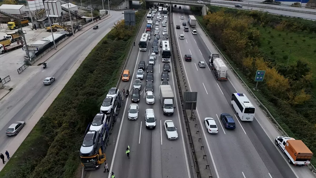Otoyolda Kamyonet Devrildi, Trafik Aksadı
