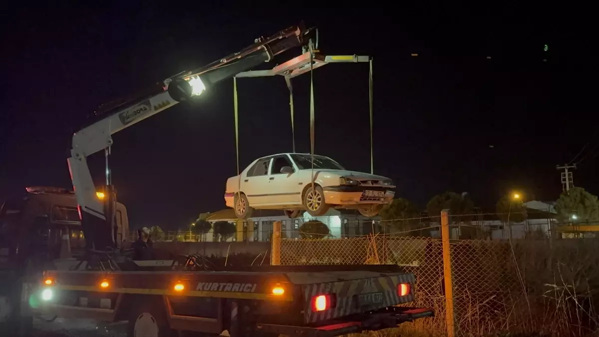 Aydın\'da Sulama Kanalına Devrilen Araçta İki Yaralı