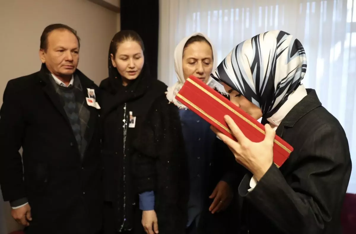 Bakan Göktaş, şehit Pilot Caner Kandemir\'in ailesini ziyaret etti