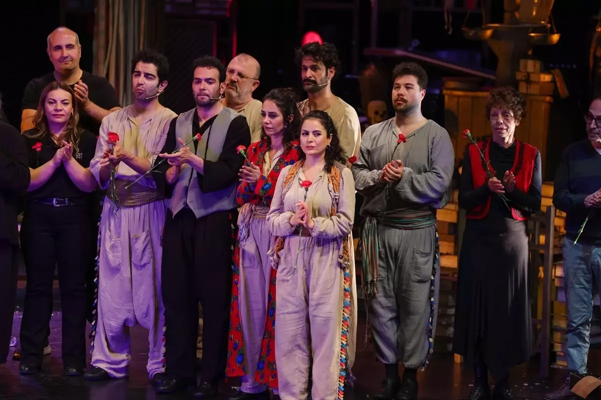 Eşeğin Gölgesi Oyununun Galası Gerçekleşti