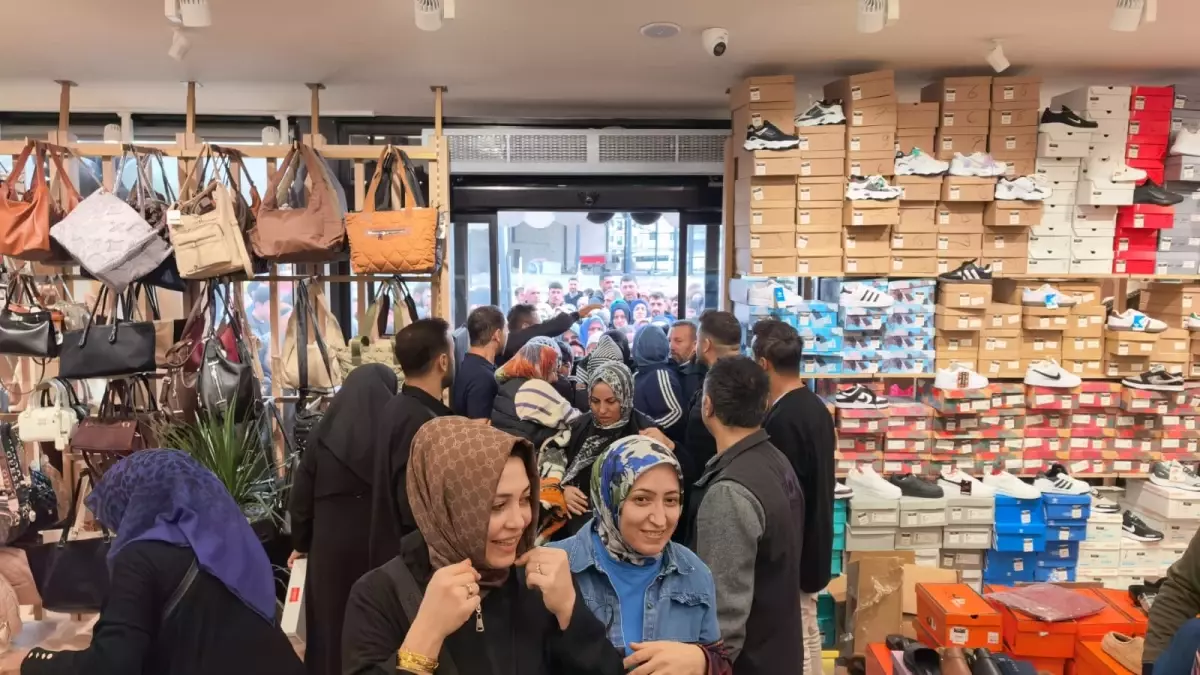 Yeni açılan mağaza ürünleri 10 liradan satışa sundu, büyük izdiham yaşandı