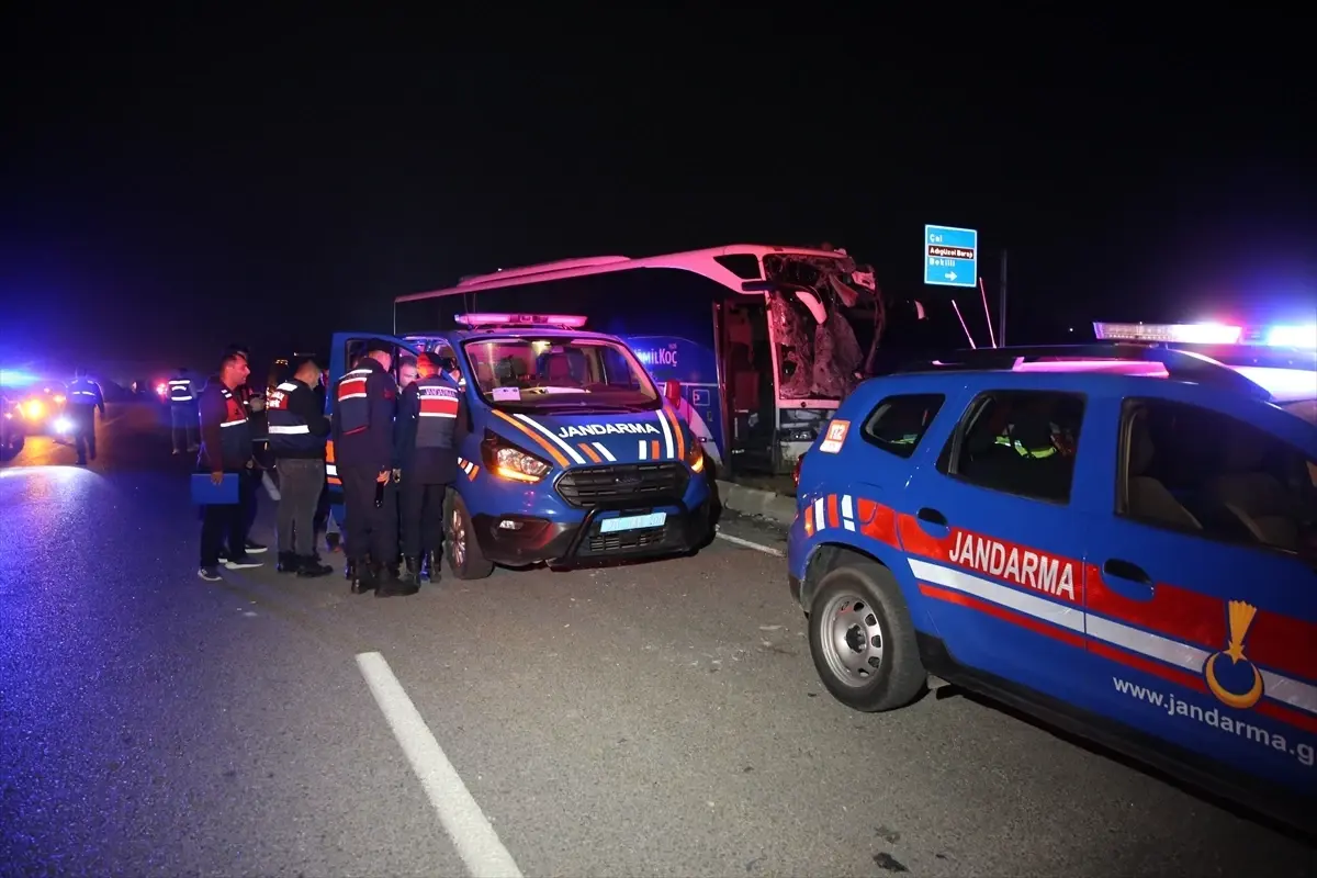 Denizli\'de Otobüs-Midibüs Kazası: 10 Yaralı