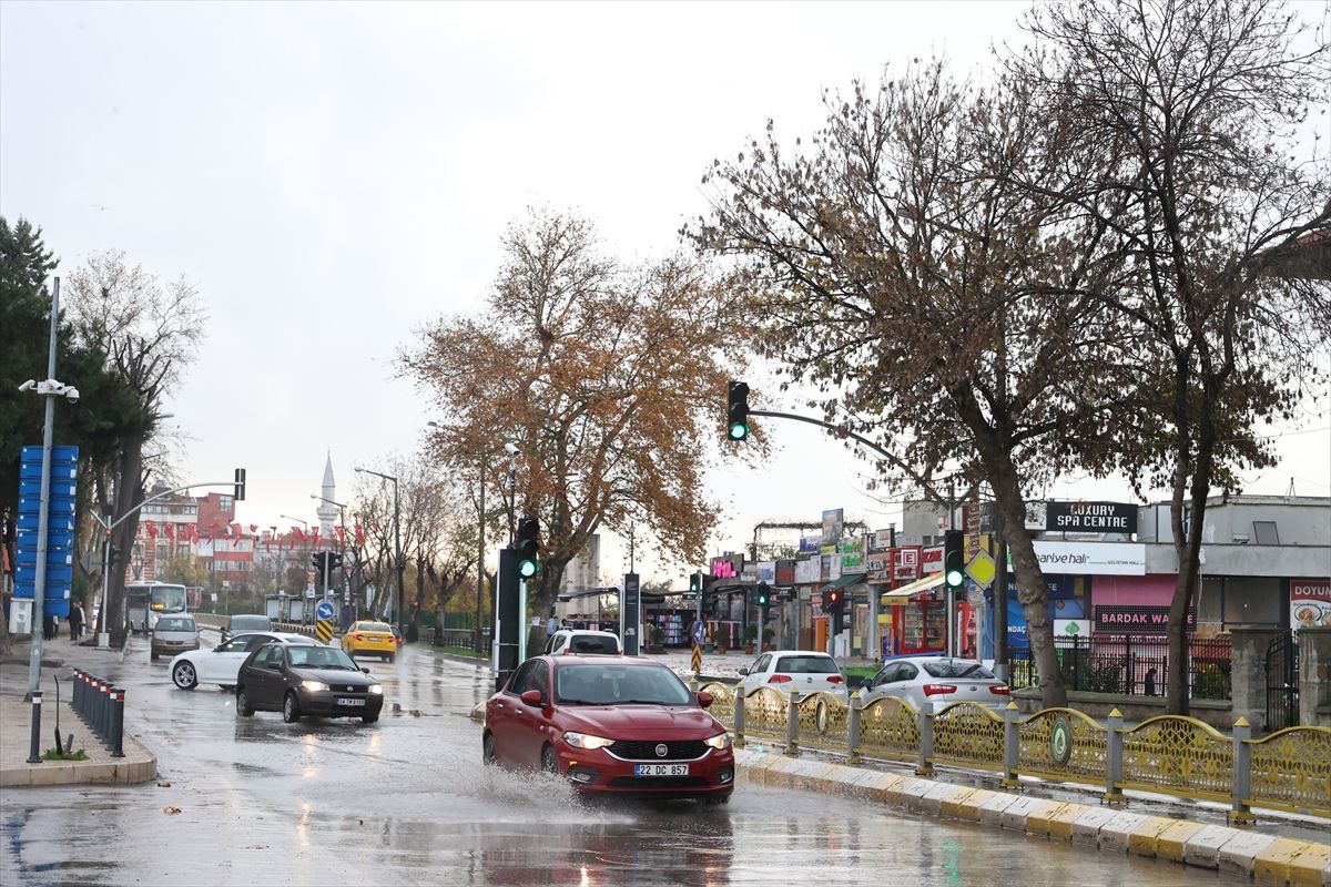 Edirne\'de Sağanak Yağış Hayatı Olumsuz Etkiledi