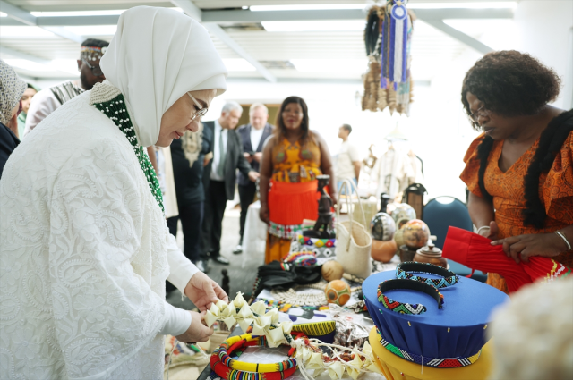 Emine Erdoğan Güney Afrika'da Yunus Emre Enstitüsünü ziyaret etti Emine Erdoğan Güney Afrika'da Yunus Emre Enstitüsünü ziyaret etti