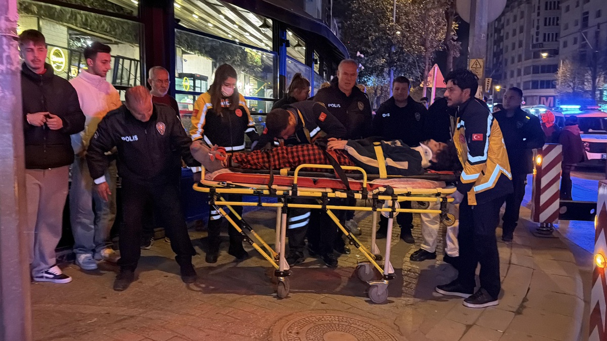 Bina Penceresinden Düşen Genç Hastaneye Kaldırıldı