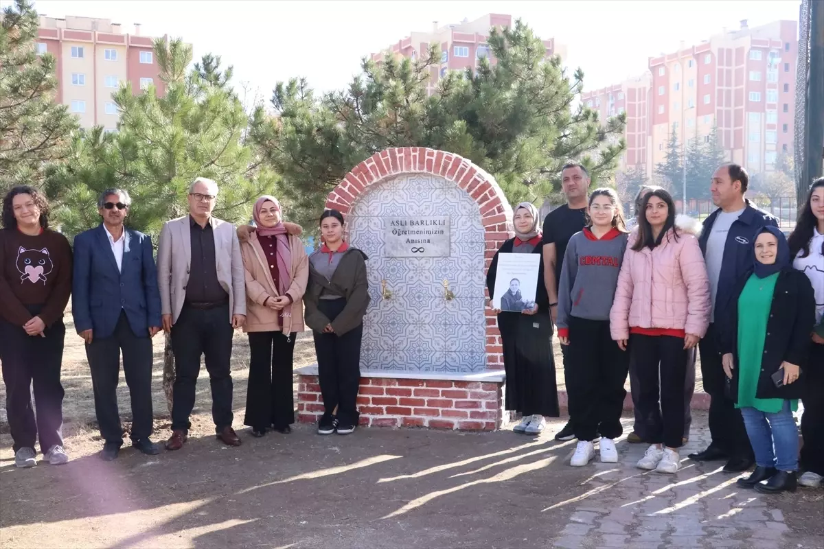 Aslı Öğretmen\'in Anısına Yaşayan Çeşme